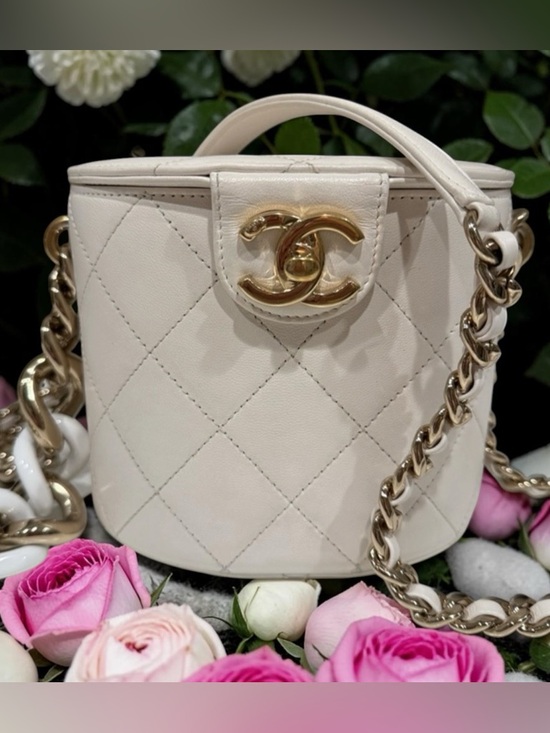 CHANEL Handbags - Chanel vintage lambskin, vanity case round bucket style with cc Turlock & chain